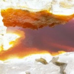 rotes, eisenhaltiges Wasser am Rio tinto in Spanien