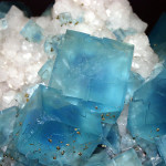 Fluorit-Kristalle (blau) mit Pyrit (goldfarben)