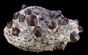 Almandin-Ideoblasten, ein Mineral aus der Granatgruppe in Glimmerschiefer