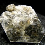 Muscovit ( K Al2 [AlSi3O10(OH)2] ), ein Mineral aus der Glimmergruppe