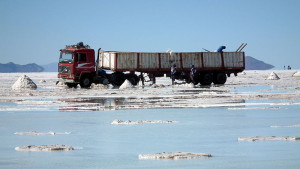Salz-Abbau und -Verladung auf dem Salzsee von Uyuni in Bolivien