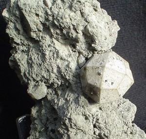 Leucit ( K[AlSi2O6] ), ein Feldspatvertreter